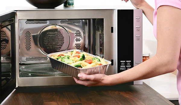 Can aluminum lunch boxes be placed on the stove?